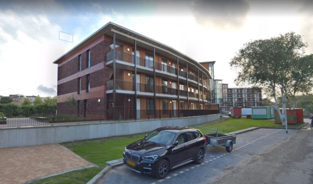 Op het appartementencomplex Athene worden zonnepanelen gelegd