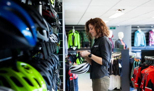 <p>Janneke zegde haar vorige baan op om bij Het2Wielerhuis te gaan werken.</p>