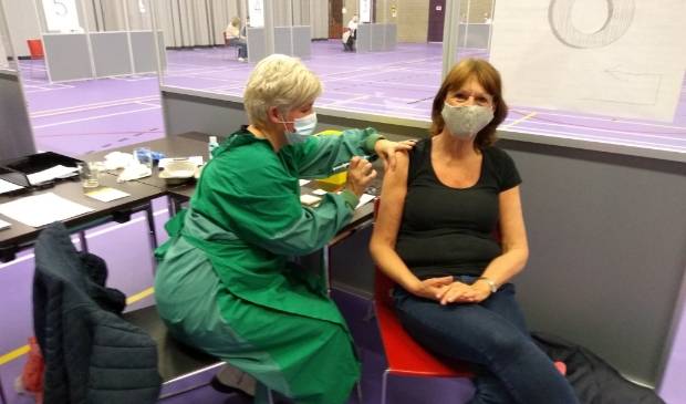 Marijke Huisen uit Odijk is blij dat ze gevaccineerd is