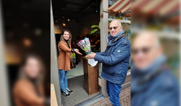 Een vrijwilliger van 'van Houten&co' haalt zijn bloemetjes op bij Fiori Style.