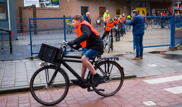 <p>Deze bikkel van de Johannes Calvijnschool legde in zijn korte broek door de kou zijn verkeersexamen af.</p>