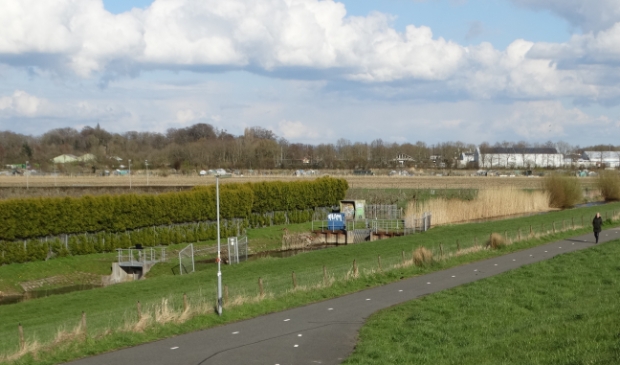 <p>De woningbouwlocatie Zuidwijk langs het AR- kanaal, op de achtergrond de Marienhoeve</p>