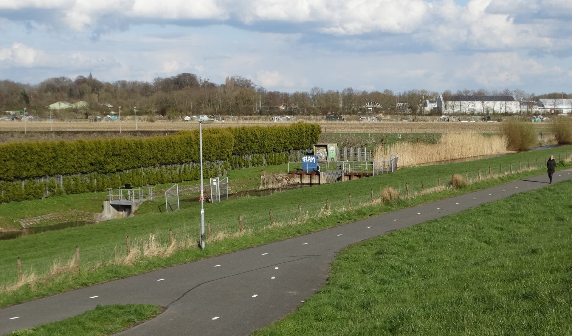 De woningbouwlocatie Zuidwijk langs het AR- kanaal, op de achtergrond de Marienhoeve