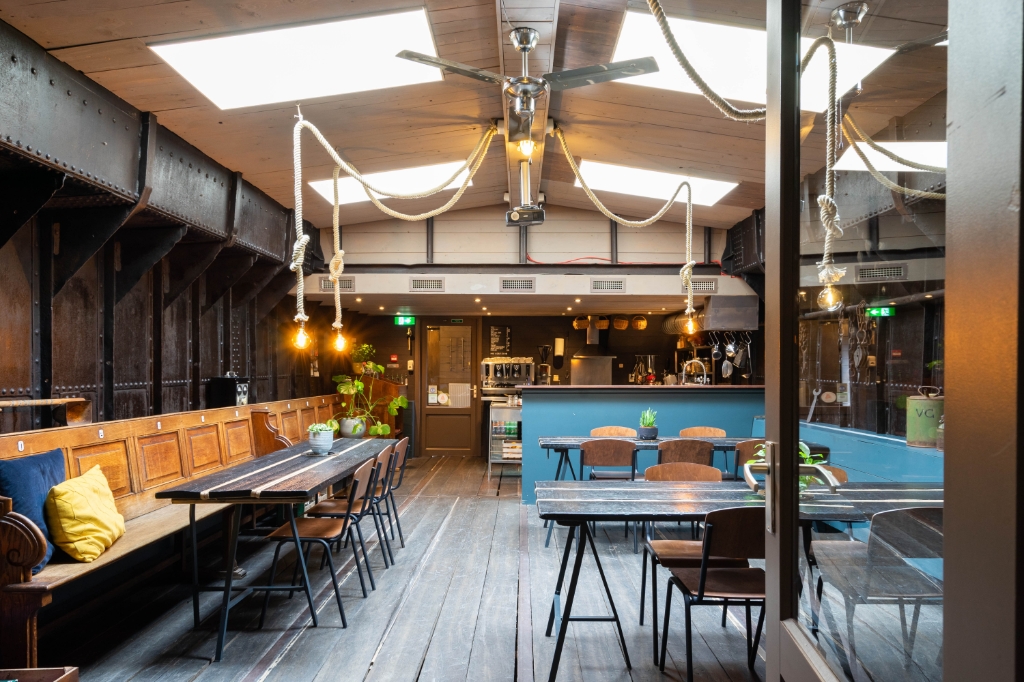 <p>B&B Vita Nova biedt bootcabines in een karakteristiek voormalig vrachtschip.</p>