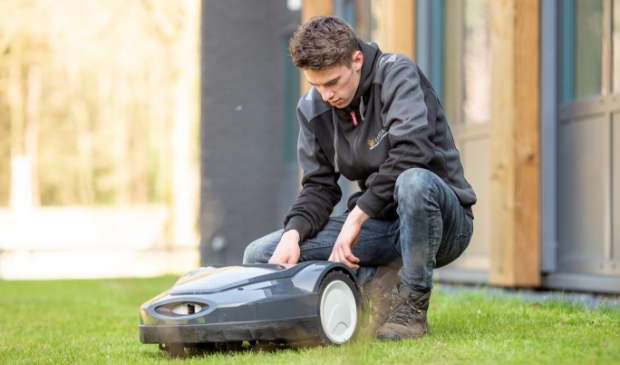 <p>Een robotmaaier is een stuk stiller dan andere maaiers.</p>