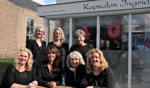 <p>Het team van Kapsalon Ingrid met op de voorgrond derde van links, grondlegger Ingrid.</p>
