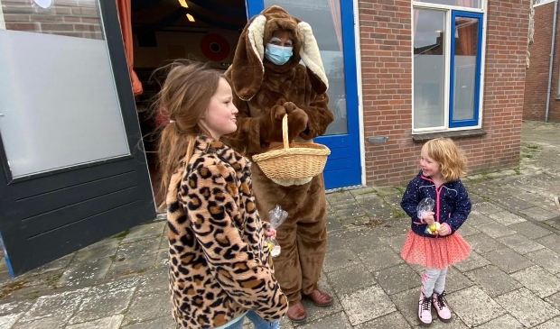 <p>De paashaas deelde lekkere mandarijntjes uit</p>
