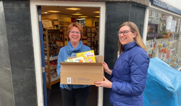 Eigenaar Sprey met Sonja Daniels (stationschef van Kinderzwerfboekenstation)