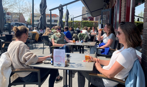 <p>Het bier smaakte goed op het terras van De Kromme Hoek.</p>