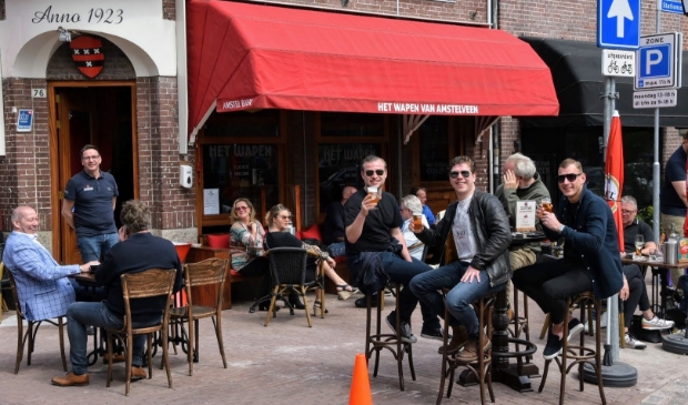 <p>Bij Het Wapen van Amstelveen is het meteen gezellig druk.</p>
