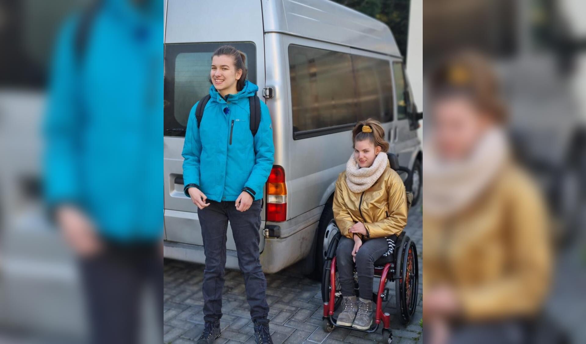 Frederike Cobben (l) en Mila Goes bij de oude rolstoelbus.