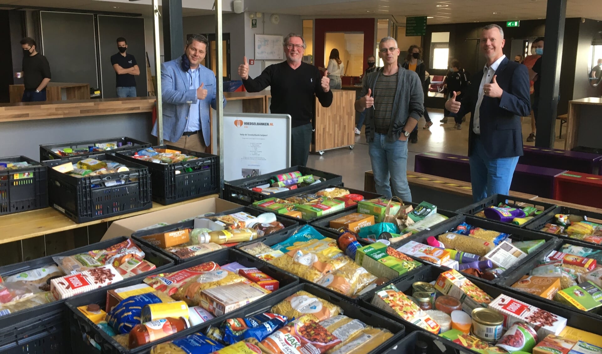 De Voedselbank ontvangt 32 kratten boodschappen van Het Streek Lyceum