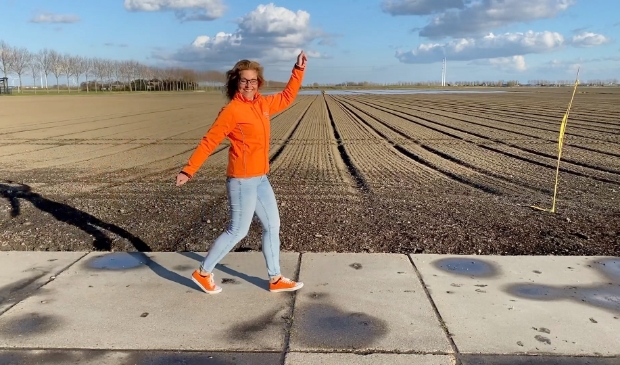 <p>Esther Kroon loopt haar solo-optocht als onderdeel van een lange film: ' Al met al ben ik zeer tevreden.' </p>