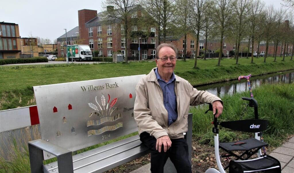Willem op de bank die in mei 2014 speciaal voor hem werd gemaakt.