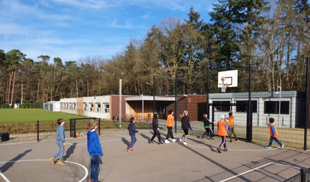 buiten basketballen