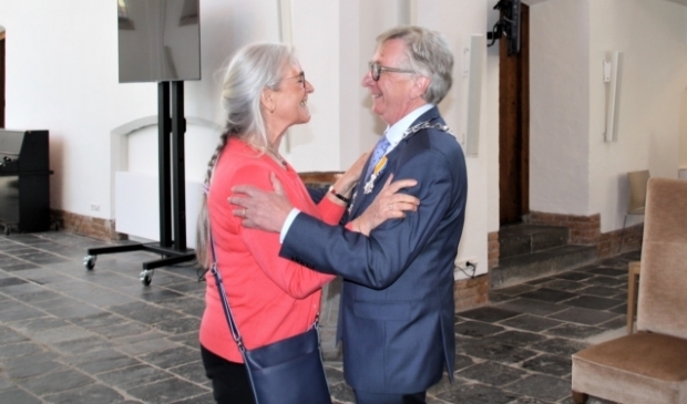 <p>Het lintje voor Geert van Rumund werd opgespeld door zijn vrouw Corrie. (foto: Kees Stap)</p>