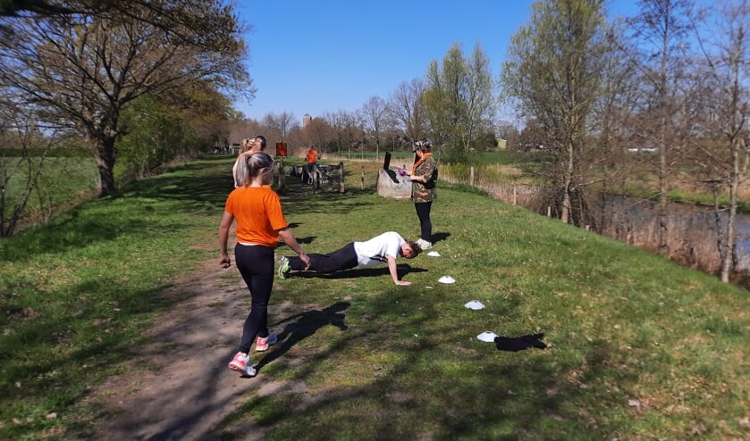 De Fitfanaat en OVS organiseerden een coronaproof Bootcamp 2 Go -Oranje editie.