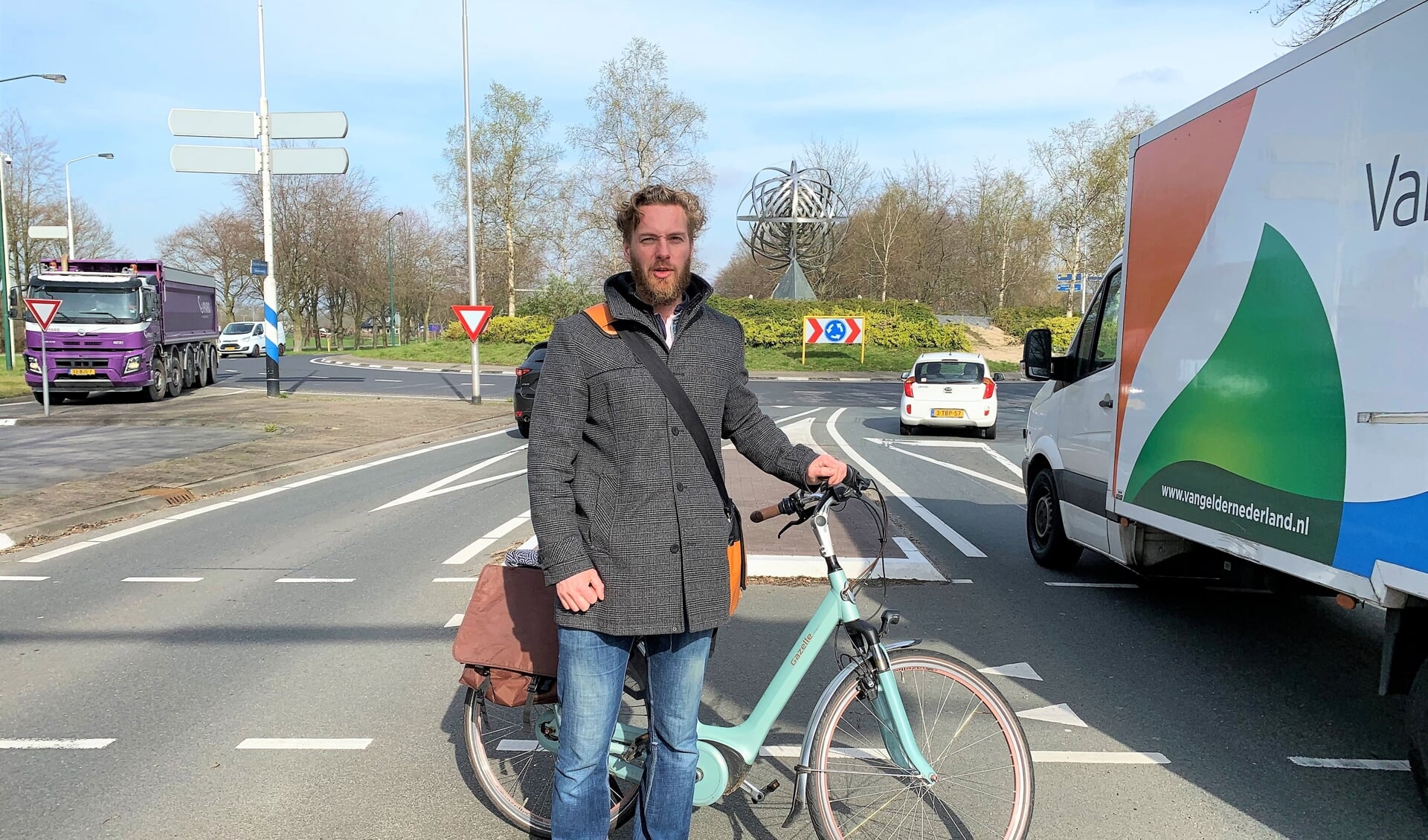 Dick van Veen op de speciale fietsvluchtheuvel op de Amsterdamsestraatweg voor de Escherrotonde.
