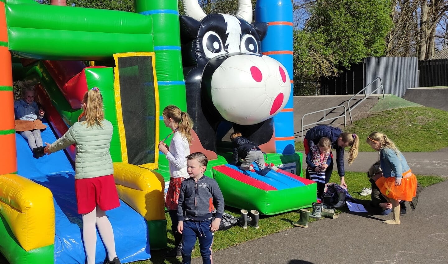 Leerlingen van de Gisbertus Voetiusschool in Doorn zongen 's ochtends eerst liederen en deden daarna fanatiek mee met allerlei spellen.