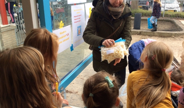 Een ouder haalt de vooraf bestelde popcorn af bij de take-away