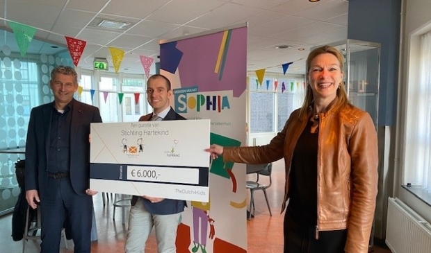 <p>Foto Stichting Hartekind: uitreiking cheque aan Stichting Hartekind (vlnr Mario Kruijt, voorzitter TD4K, Joost Riphagen, Stichting Hartekind, Ingrid Cantrijn, secretaris TD4K)</p>