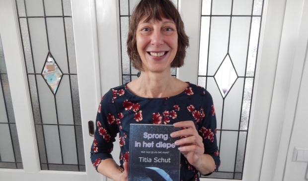 Titia Schut met debuutthriller Sprong in het diepe