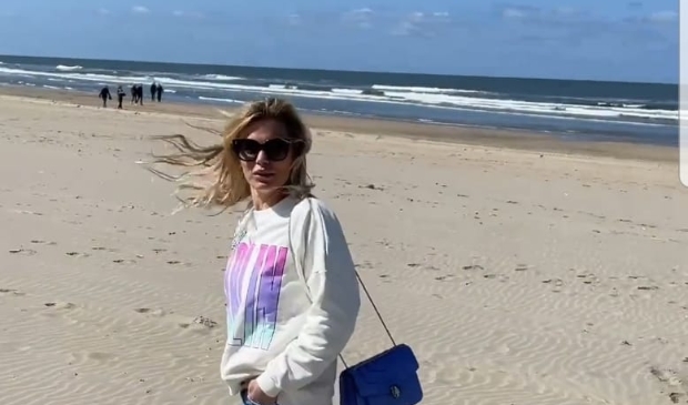<p>Nicolette van Dam op het strand van Zandvoort in april.</p>