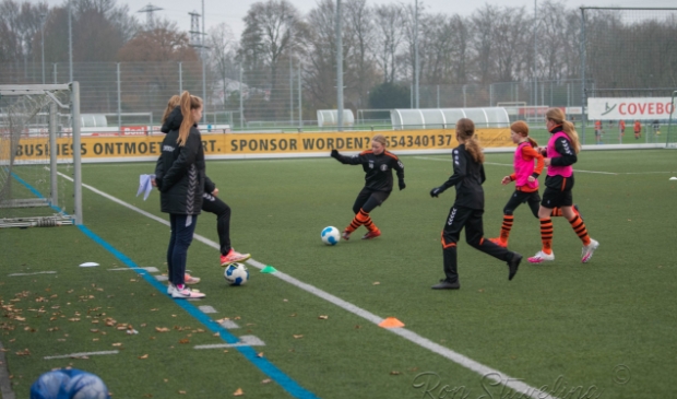 training voetballende meiden