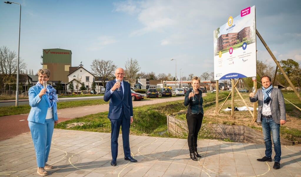 Op de foto van links naar rechts: Eunice van Zomeren (NeboPlus), wethouder Bennie Wijnne, Gerdien van der Ent (Woningstichting Barneveld)  