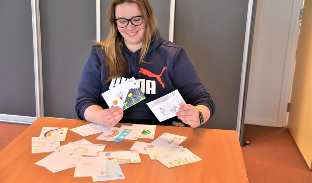 Tamara Boneschansker met door leerlingen van de Postiljon gemaakte kaarten voor ouderen en zieke kinderen.