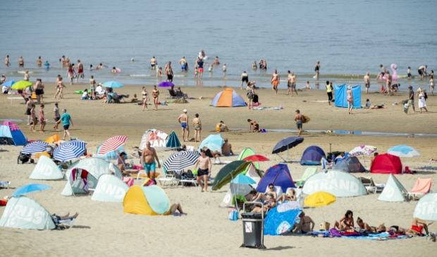 <p>Badgasten op het strand in Zandvoort.</p>