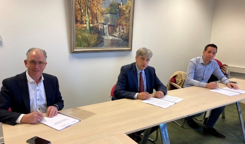De ondertekening van de realisatieovereenkomst. Vlnr Arie Slingeland (ASB BV), wethouder Jaap Groothuis en Wouter van den Top (De Bunte Vastgoed). 