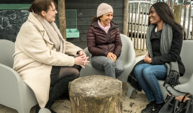 <p>V.l.n.r: Lena Smit, Rashida Benjamins en Mirika Muller, de initiatiefnemers van het project. </p>