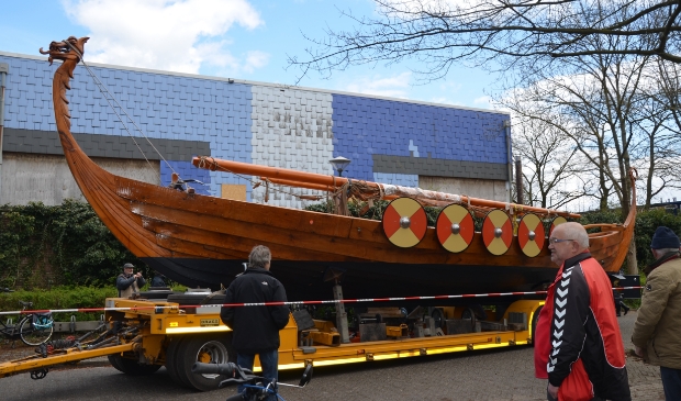 Vikingschip verlaat de Vikinghal