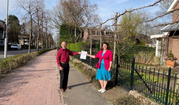 <p>Frans Smits en Barbara de Reijke op de Rijksstraatweg.</p>