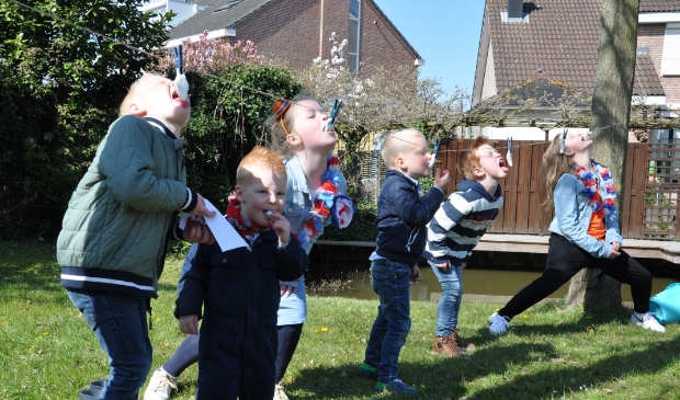 Spekhappen bij de Koningsdagspelletjes in de Schokker