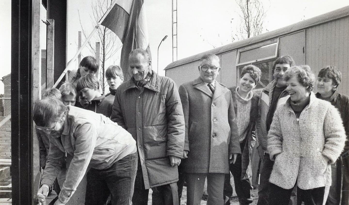 Roel van de Brink legt de eerste steen in 1985