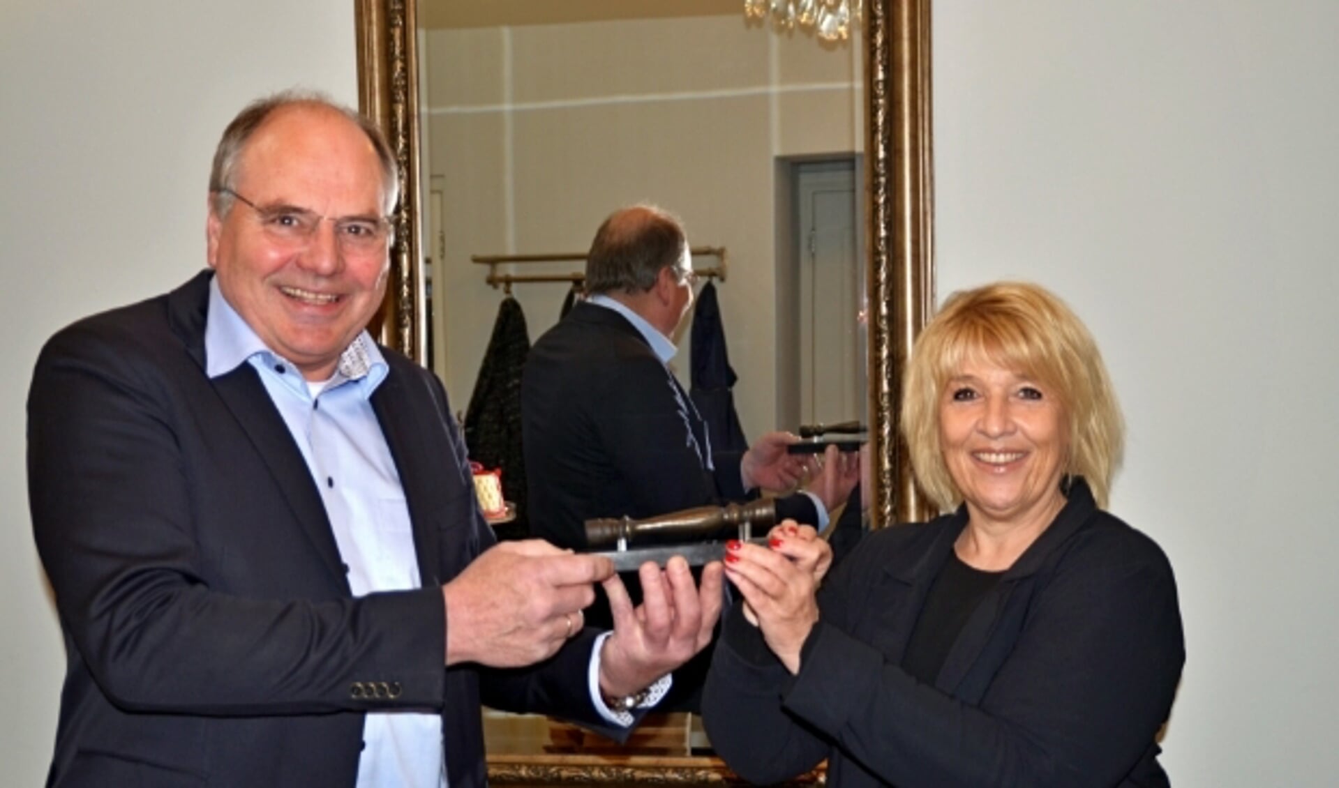 Hanita Arns overhandigde het 'makelaarsstafje' aan de blij verraste Wim Breunissen (foto Jan Boer)