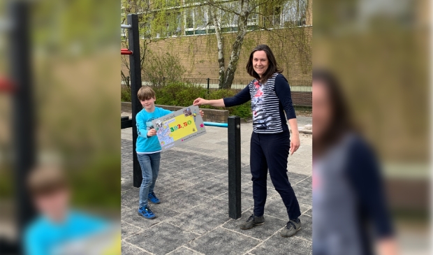 Overhandiging sponsorbedrag Amstelbadvriendjes