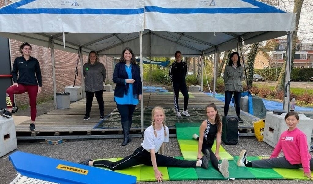 Vanaf links: medewerker Fit&Soul en Buurtsportcoach, Barbara de Reijke (wethouder Sport),
trainster SV IVO, bestuurslid SV IVO. Op de voorgrond drie enthousiaste turnsters.