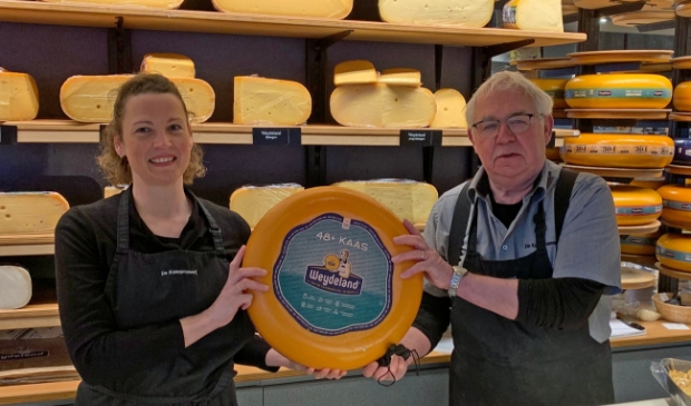 <p>Peter en Susanne met Jong belegen Weydeland, een van de meest verkochte kazen inOdijk</p>