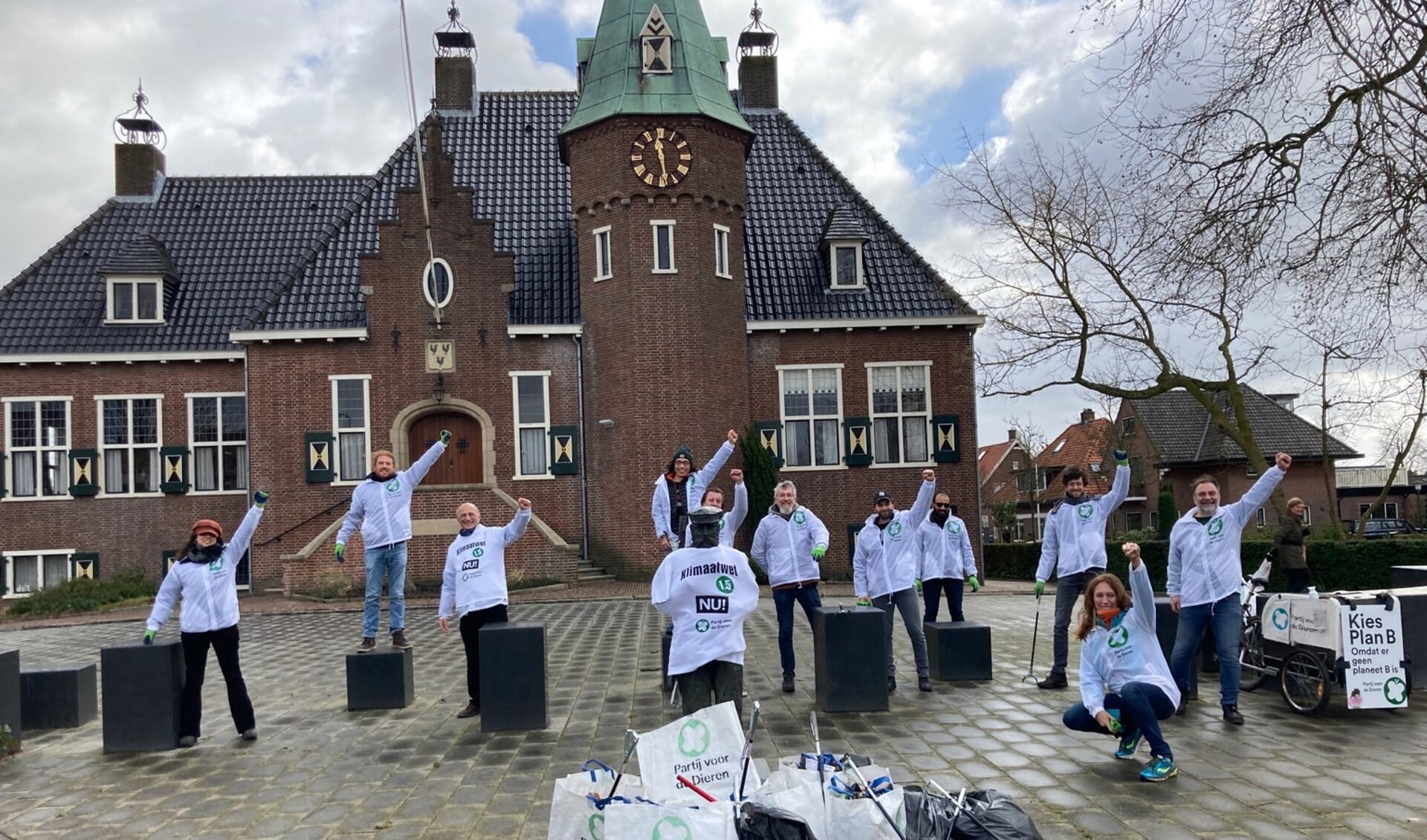 De net opgerichte werkgroep Partij voor de Dieren Woudenberg tijdens de eerste maandelijkse clean-up.