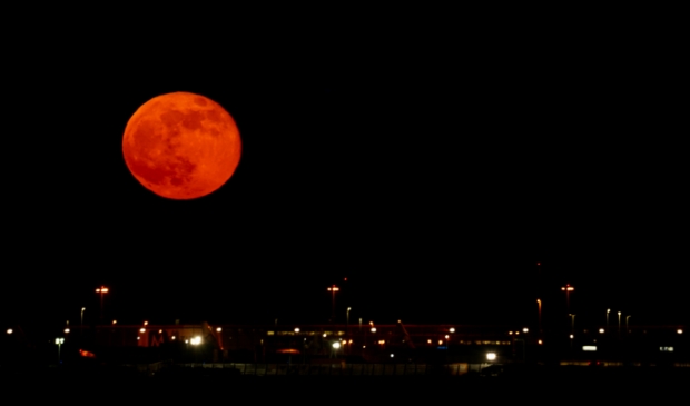 Supermaan boven Schiphol 21-04-2021