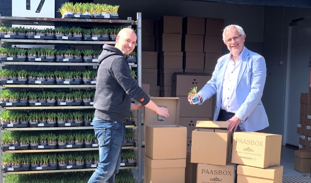 <p>Rogier Demmers (links) en Jacques van der Vlies bij de dozen de Paasboxen die vandaag worden gevuld. </p>