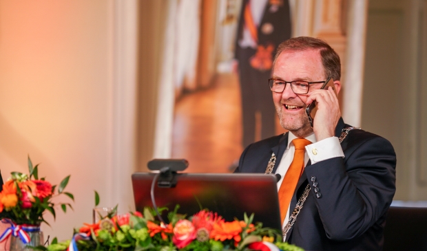 <p>Burgemeester Servaas Stoop belt de gedecoreerden</p>