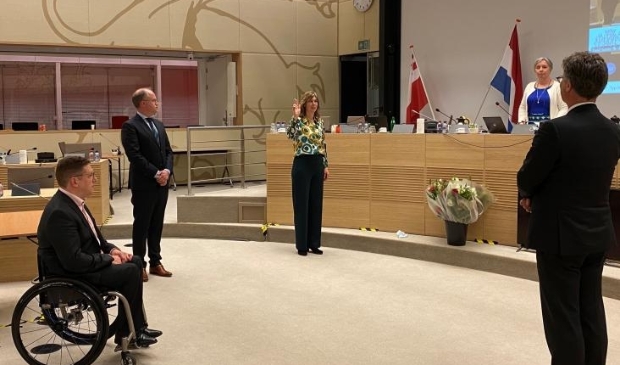 <p>Tijdens de vergadering van 14 april werden ook drie statenleden en een commissielid beëdigd. </p>