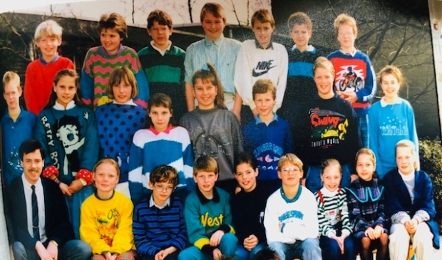 <p>Pieter Smid (bovenste rij, links) en (naast hem) Astrid Eggink in groep 7 van de Minister de Visserschool, met onder anderen meester Wim ter Haar.</p>