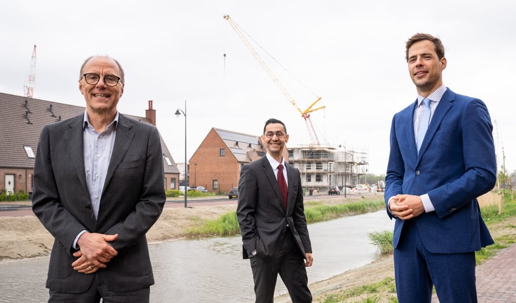 Ymere- Regiomanager Remco Pols (links), wethouders Fouad Sidali (midden) en Jurgen Nobel (rechts) vinden investeren in wonen belangrijk. 