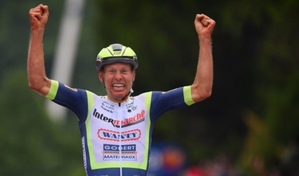 Wageninger Taco van der Hoorn gaat juichend over de finish. Hij wint sensationeel de 3e etappe in de Giro d'Italia.