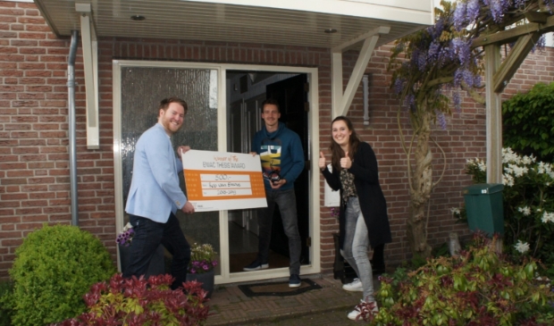 Rob ontvangt de cheque en award uit handen van Martijn en Kimberly (ENIAC comité)